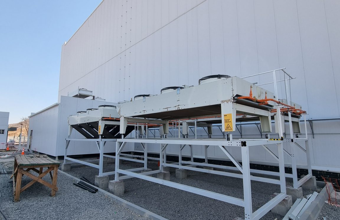 Gas coolers sobre una estructura en la cubierta del centro logístico